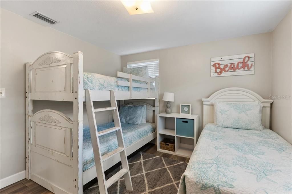For Sale: $375,000 (2 beds, 1 baths, 839 Square Feet)