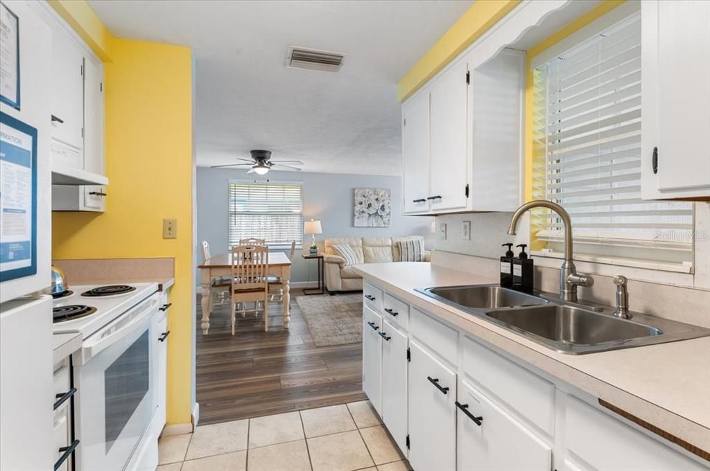 For Sale: $375,000 (2 beds, 1 baths, 839 Square Feet)