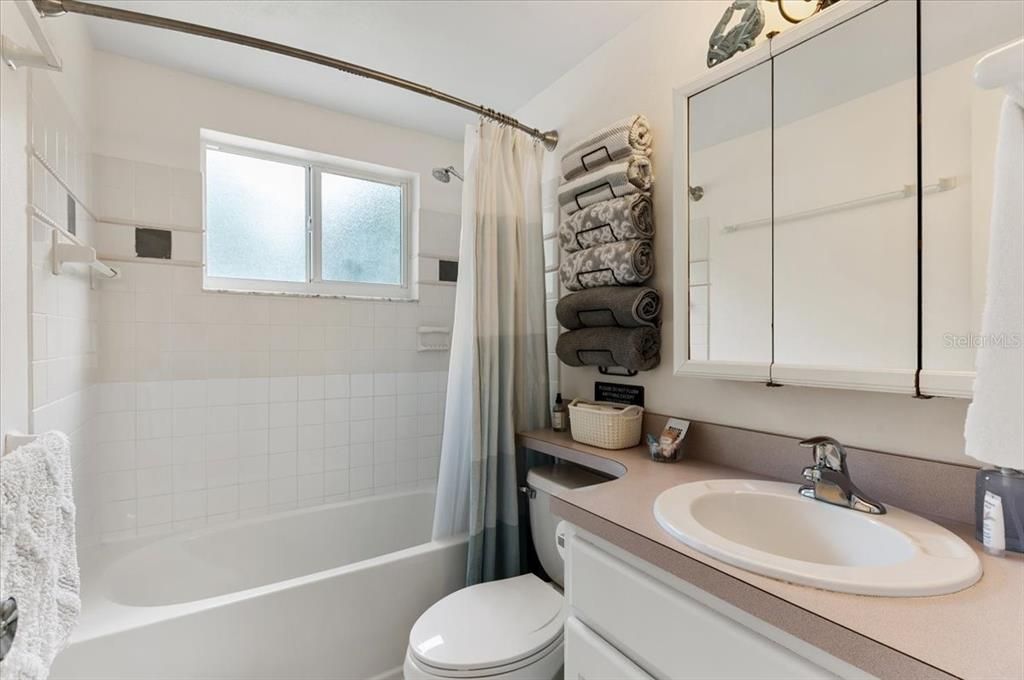 For Sale: $375,000 (2 beds, 1 baths, 839 Square Feet)