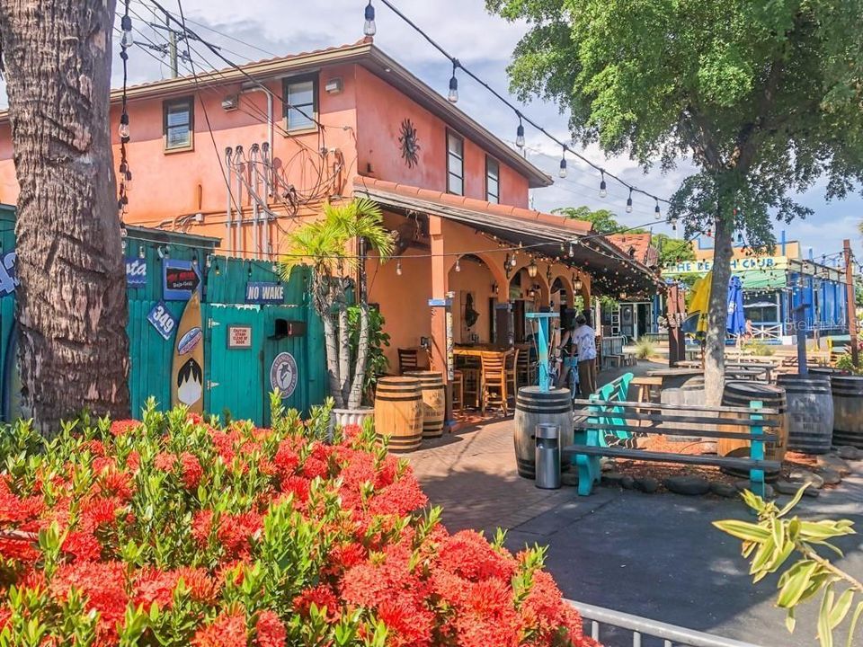 For Sale: $375,000 (2 beds, 1 baths, 839 Square Feet)