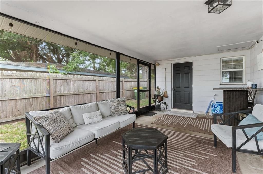 For Sale: $375,000 (2 beds, 1 baths, 839 Square Feet)