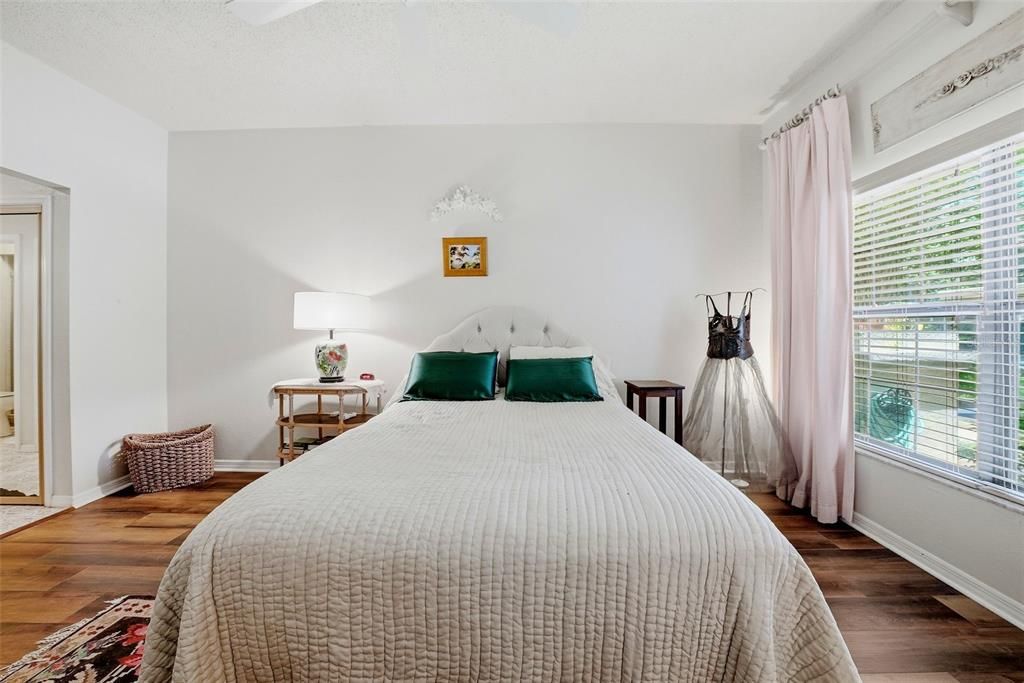 For Sale: $329,000 (3 beds, 2 baths, 1250 Square Feet)