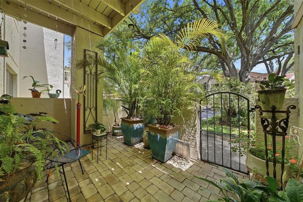 For Sale: $329,000 (3 beds, 2 baths, 1250 Square Feet)
