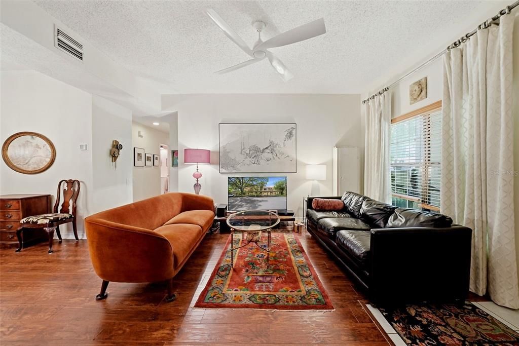 For Sale: $329,000 (3 beds, 2 baths, 1250 Square Feet)