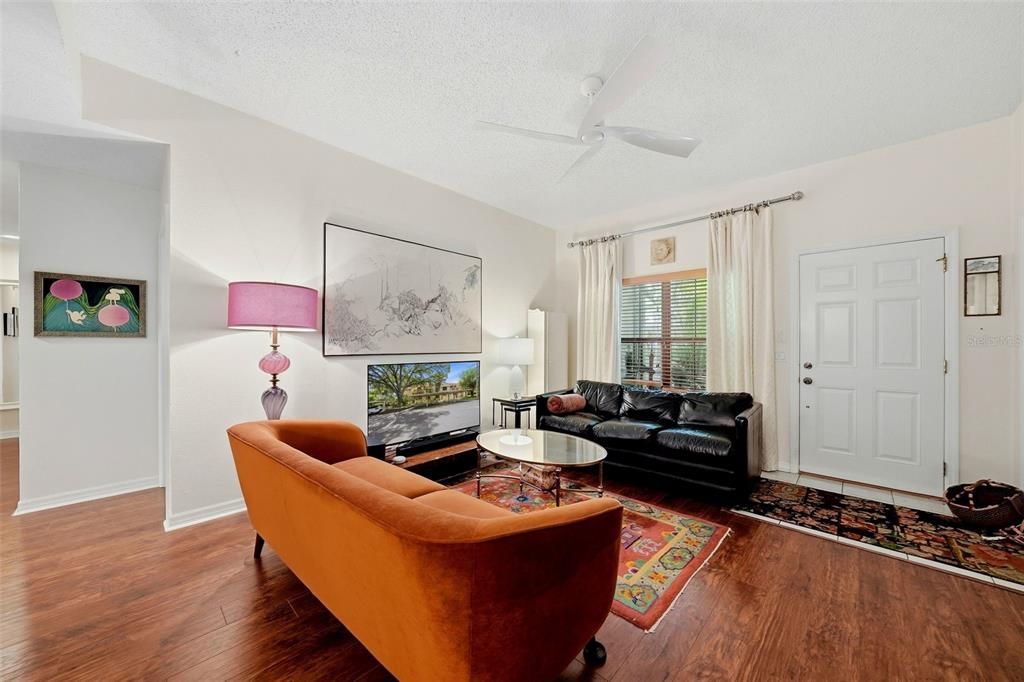 For Sale: $329,000 (3 beds, 2 baths, 1250 Square Feet)