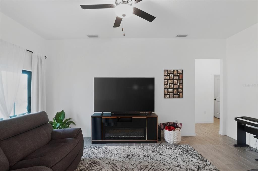 For Sale: $374,900 (4 beds, 2 baths, 1727 Square Feet)