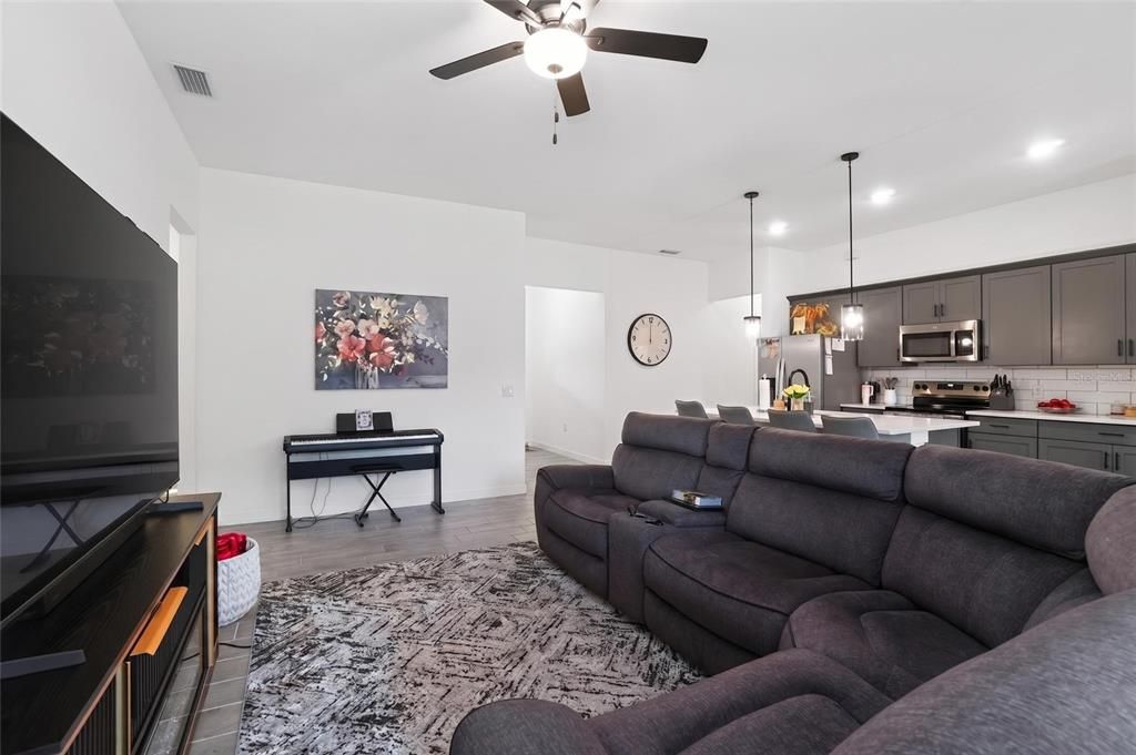For Sale: $374,900 (4 beds, 2 baths, 1727 Square Feet)