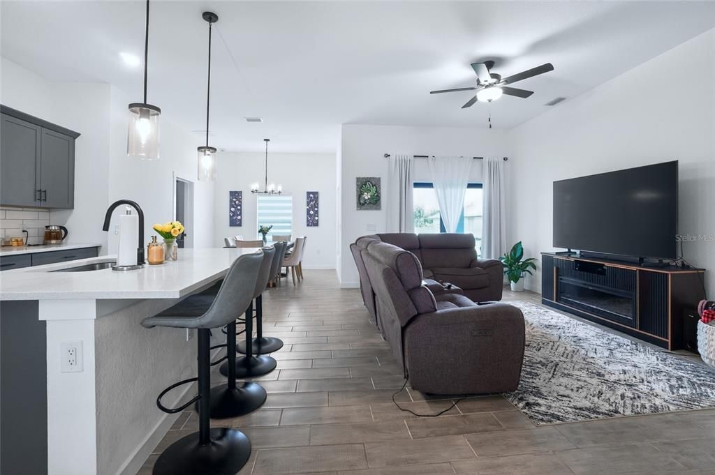 For Sale: $374,900 (4 beds, 2 baths, 1727 Square Feet)