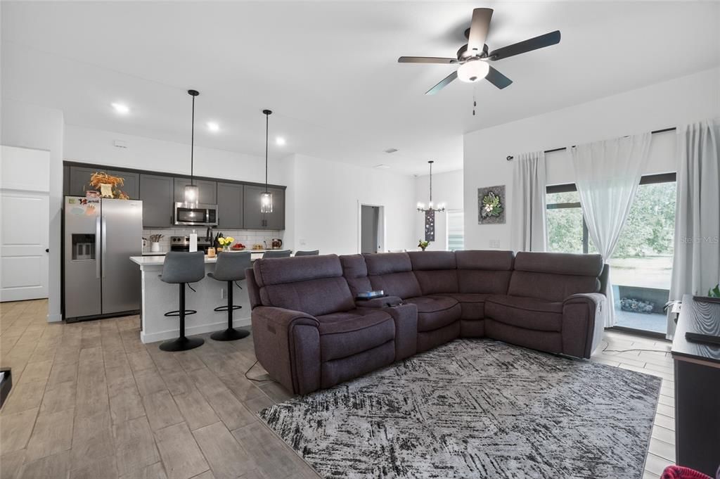 For Sale: $374,900 (4 beds, 2 baths, 1727 Square Feet)