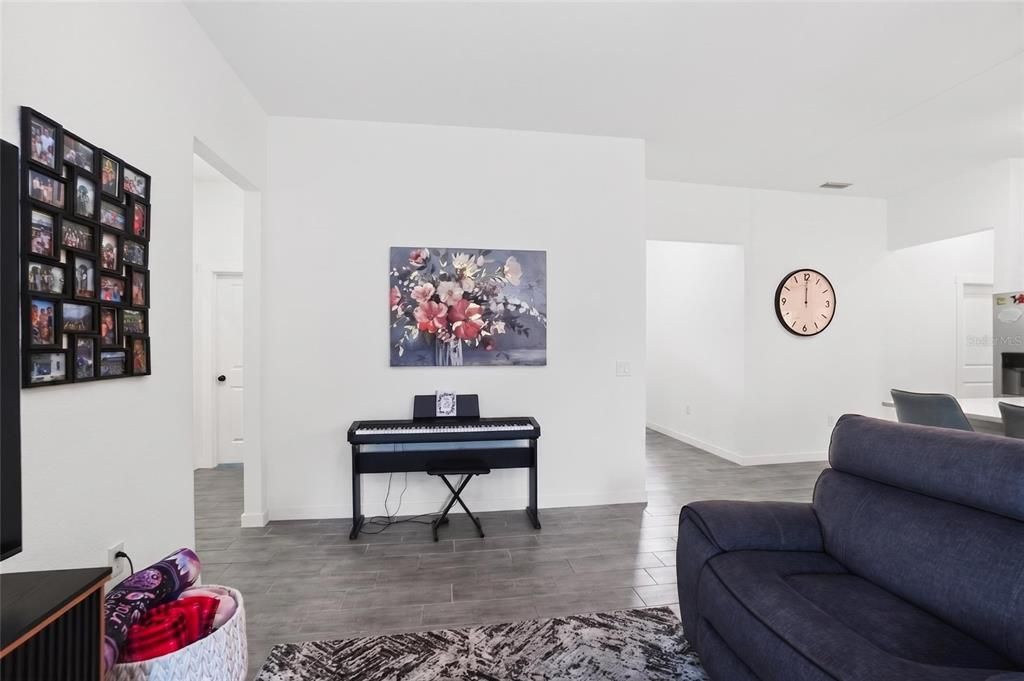 For Sale: $374,900 (4 beds, 2 baths, 1727 Square Feet)