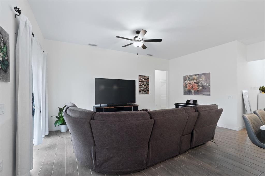 For Sale: $374,900 (4 beds, 2 baths, 1727 Square Feet)
