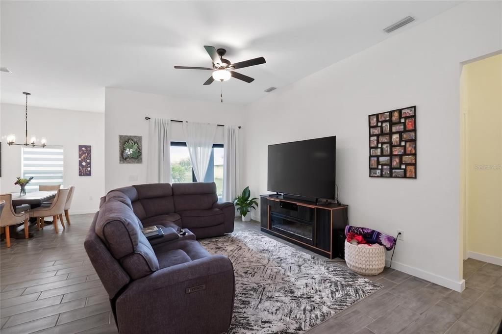 For Sale: $374,900 (4 beds, 2 baths, 1727 Square Feet)