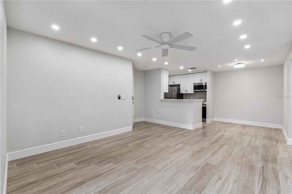 For Rent: $1,450 (1 beds, 1 baths, 711 Square Feet)