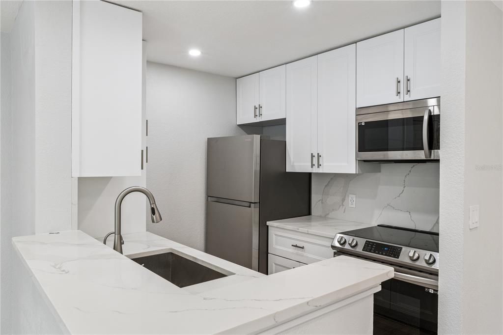 For Rent: $1,450 (1 beds, 1 baths, 711 Square Feet)