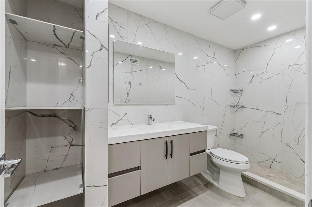 For Rent: $1,450 (1 beds, 1 baths, 711 Square Feet)