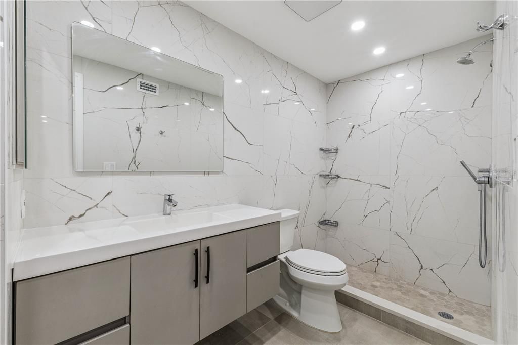 For Rent: $1,450 (1 beds, 1 baths, 711 Square Feet)