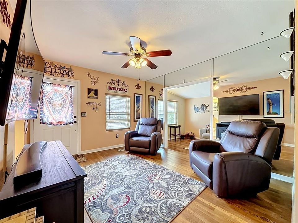 For Sale: $499,900 (2 beds, 2 baths, 1171 Square Feet)