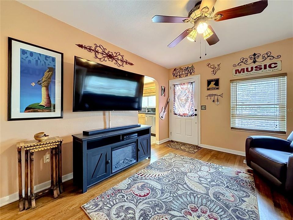 For Sale: $499,900 (2 beds, 2 baths, 1171 Square Feet)