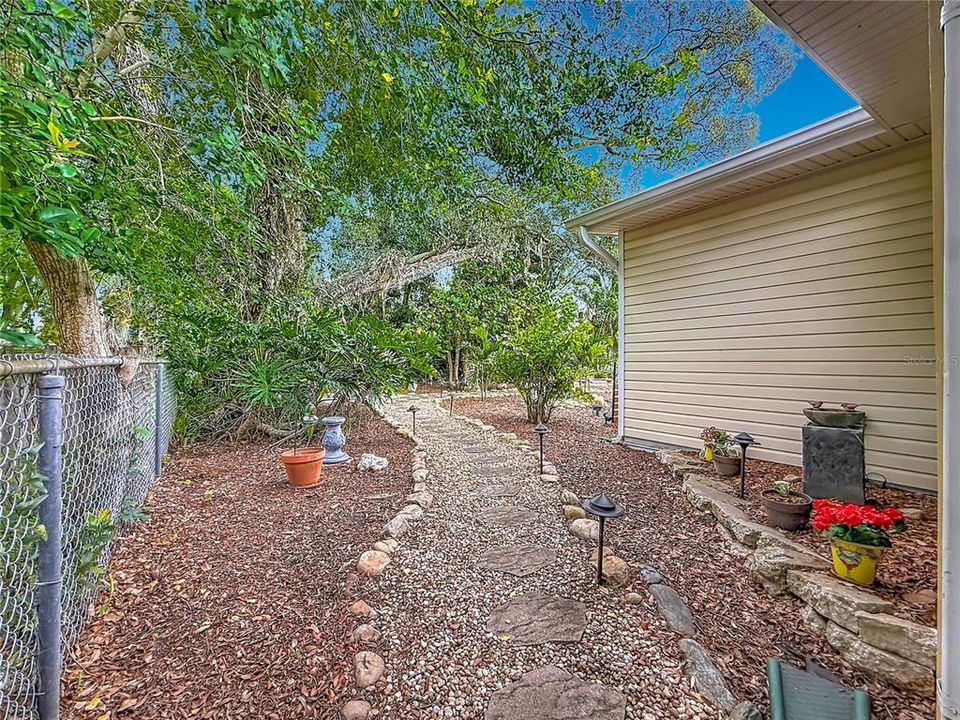 For Sale: $499,900 (2 beds, 2 baths, 1171 Square Feet)