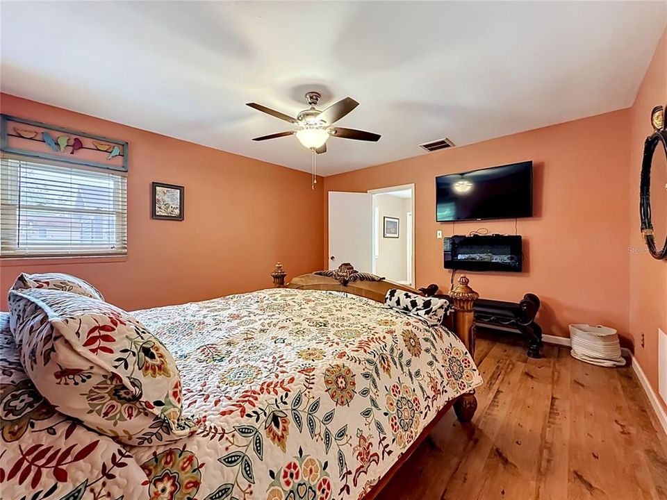 For Sale: $499,900 (2 beds, 2 baths, 1171 Square Feet)