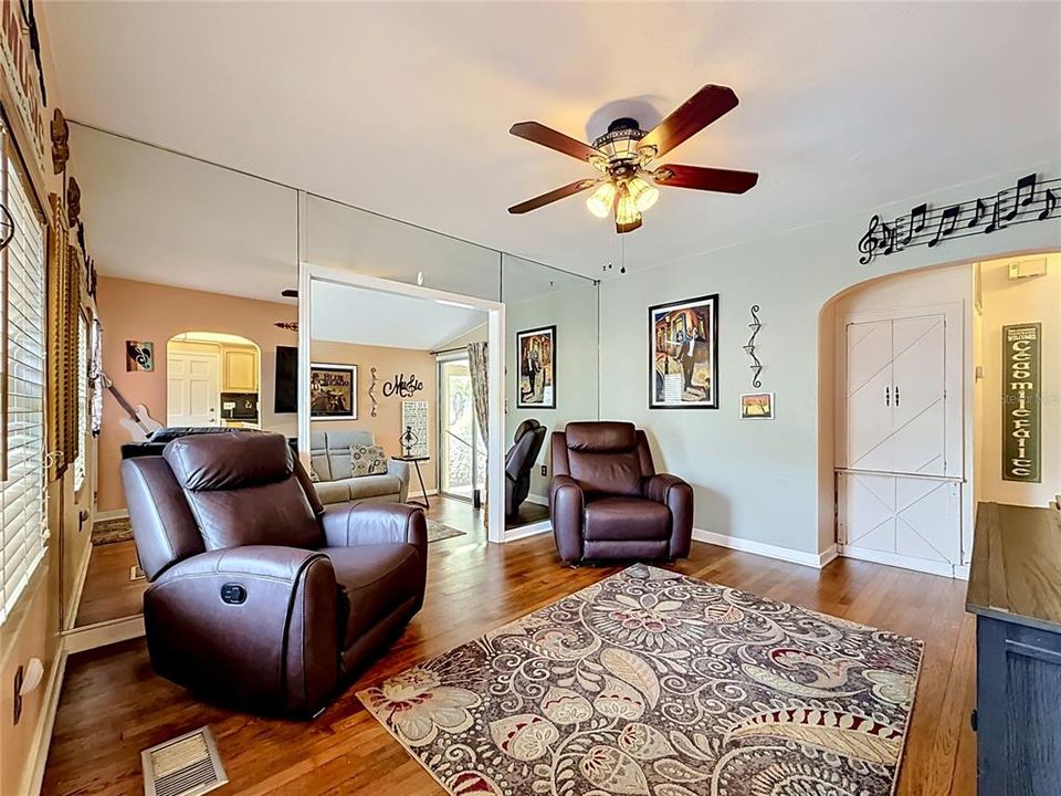 For Sale: $499,900 (2 beds, 2 baths, 1171 Square Feet)