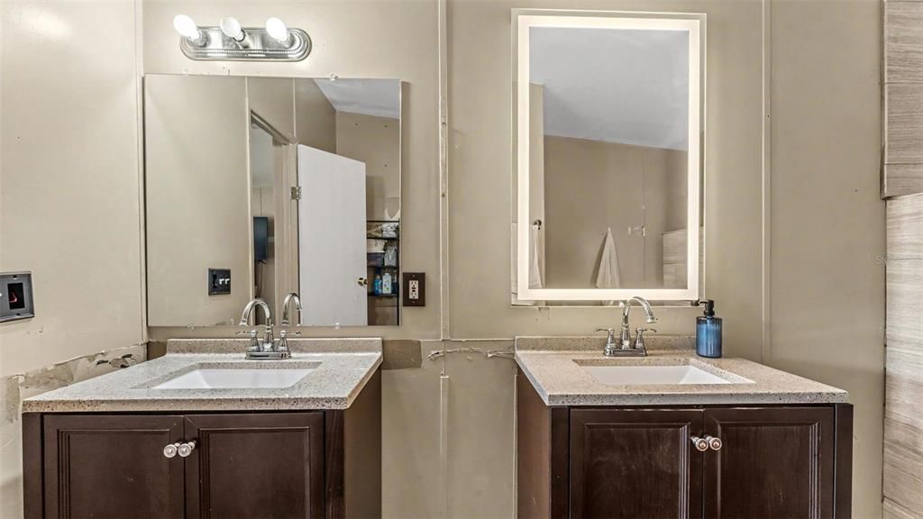 For Sale: $250,000 (5 beds, 2 baths, 2280 Square Feet)