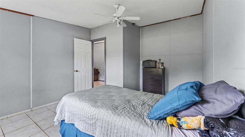 For Sale: $250,000 (5 beds, 2 baths, 2280 Square Feet)