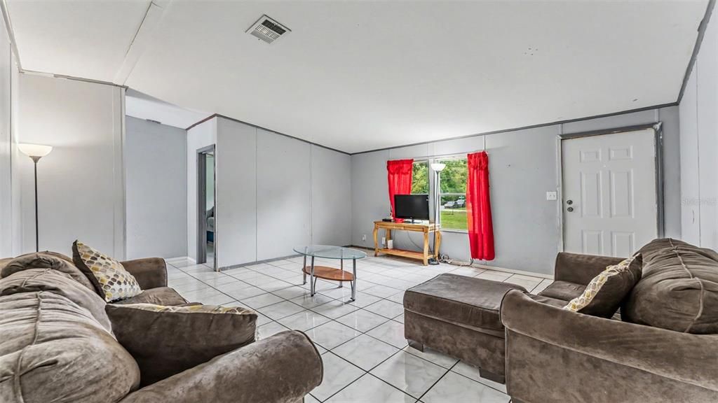 For Sale: $250,000 (5 beds, 2 baths, 2280 Square Feet)