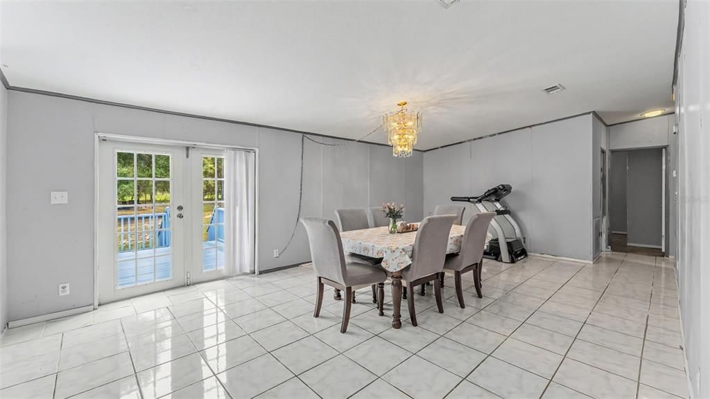 For Sale: $250,000 (5 beds, 2 baths, 2280 Square Feet)