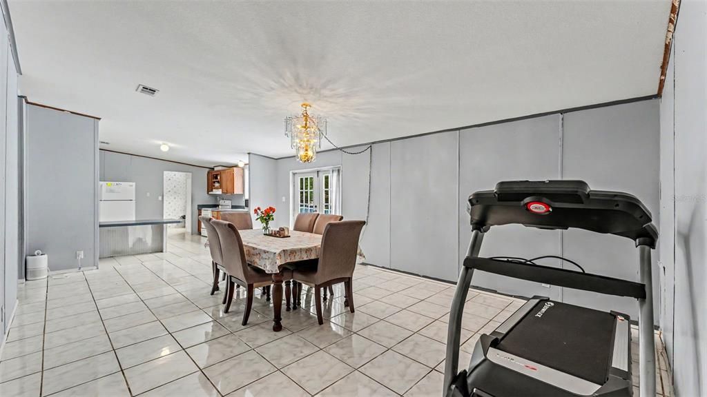 For Sale: $250,000 (5 beds, 2 baths, 2280 Square Feet)