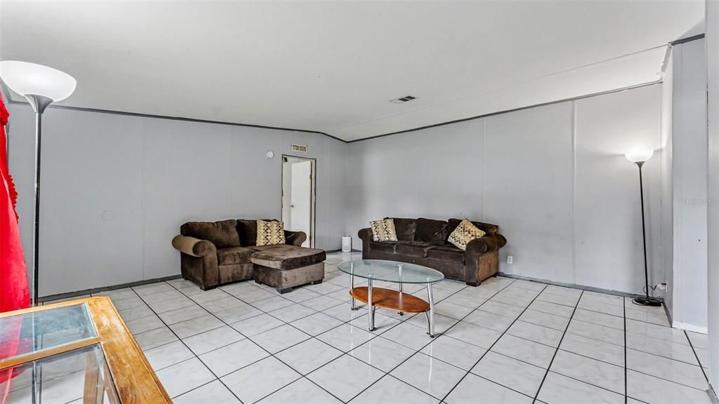 For Sale: $250,000 (5 beds, 2 baths, 2280 Square Feet)
