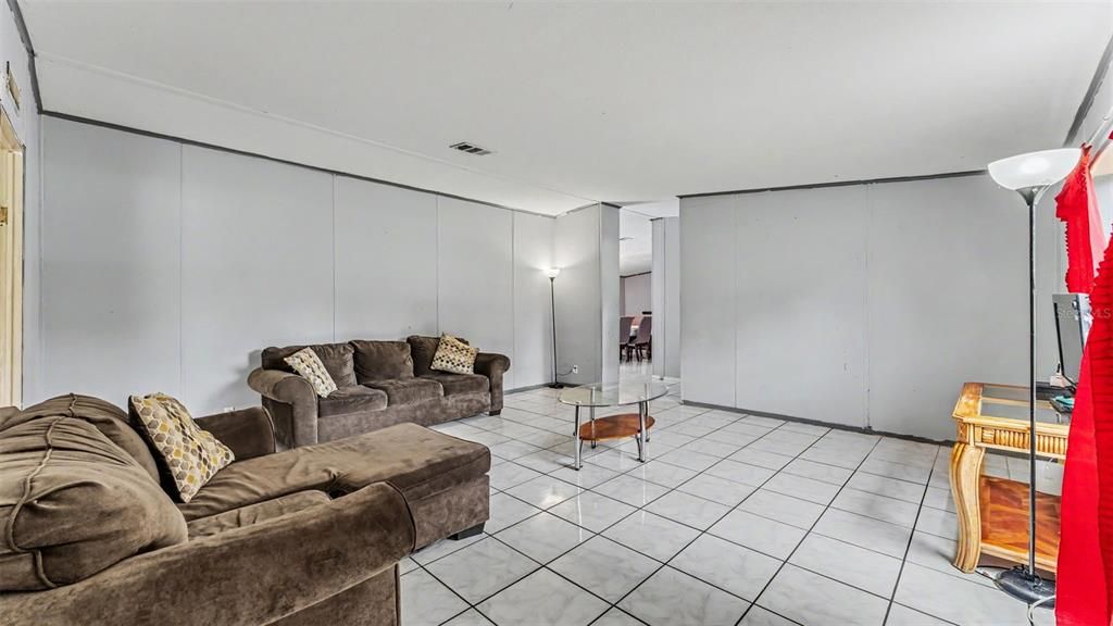 For Sale: $250,000 (5 beds, 2 baths, 2280 Square Feet)