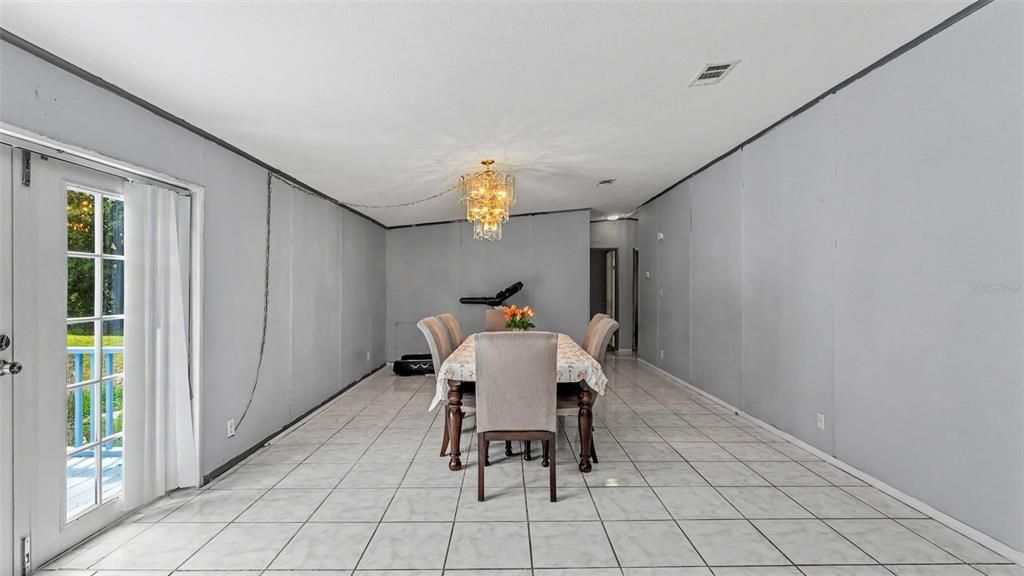 For Sale: $250,000 (5 beds, 2 baths, 2280 Square Feet)