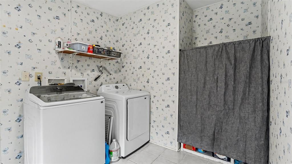 For Sale: $250,000 (5 beds, 2 baths, 2280 Square Feet)