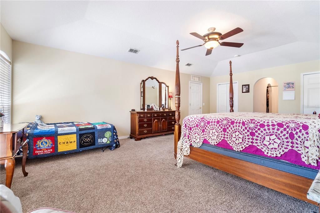 For Sale: $515,000 (6 beds, 4 baths, 3911 Square Feet)