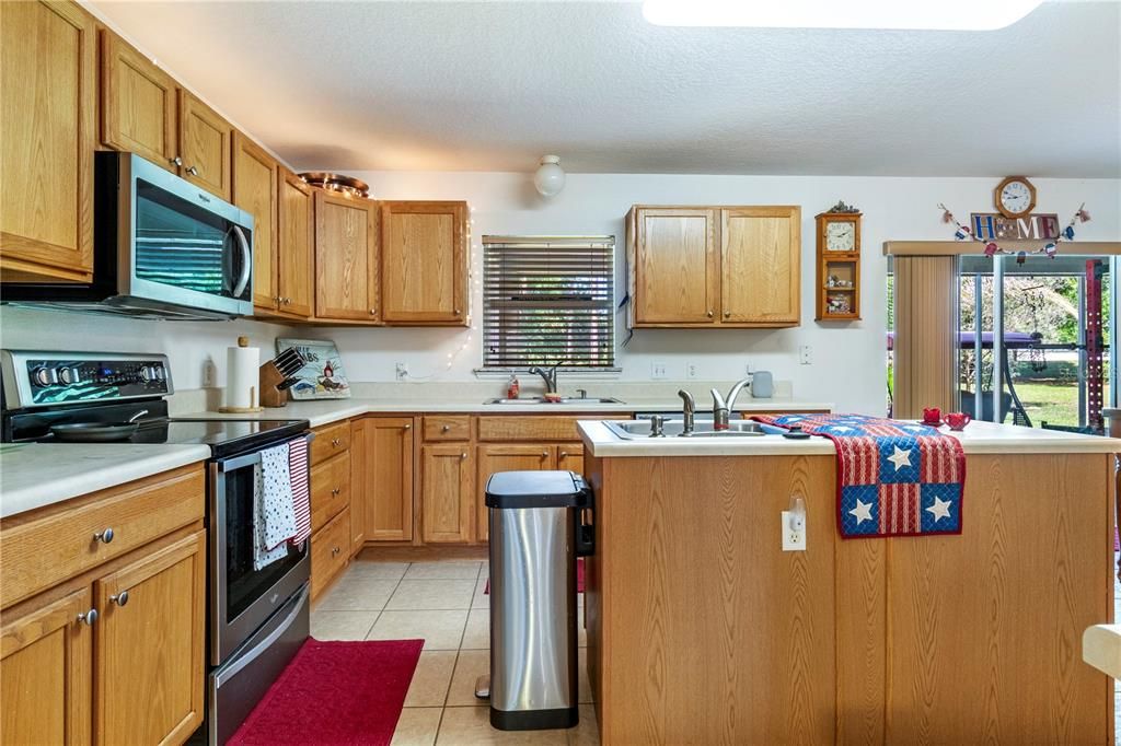 For Sale: $515,000 (6 beds, 4 baths, 3911 Square Feet)