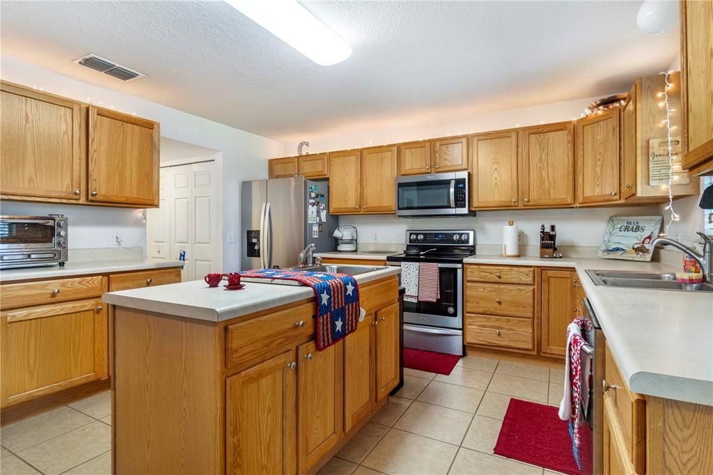 For Sale: $515,000 (6 beds, 4 baths, 3911 Square Feet)