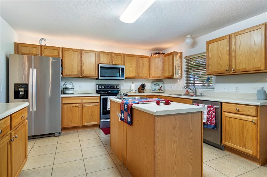For Sale: $515,000 (6 beds, 4 baths, 3911 Square Feet)