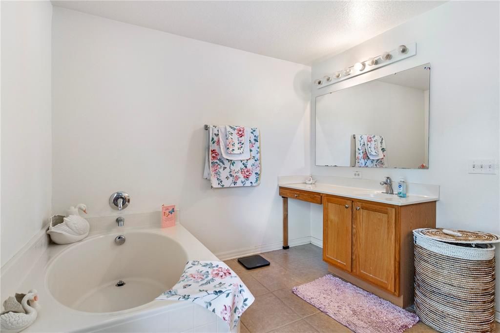 For Sale: $515,000 (6 beds, 4 baths, 3911 Square Feet)