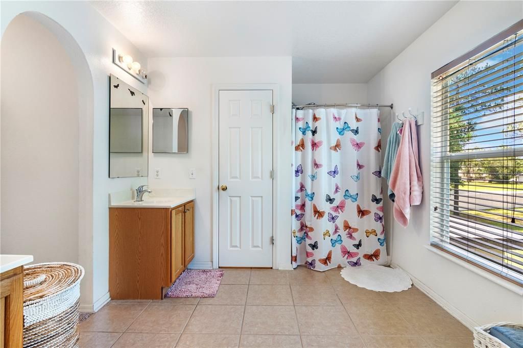 For Sale: $515,000 (6 beds, 4 baths, 3911 Square Feet)