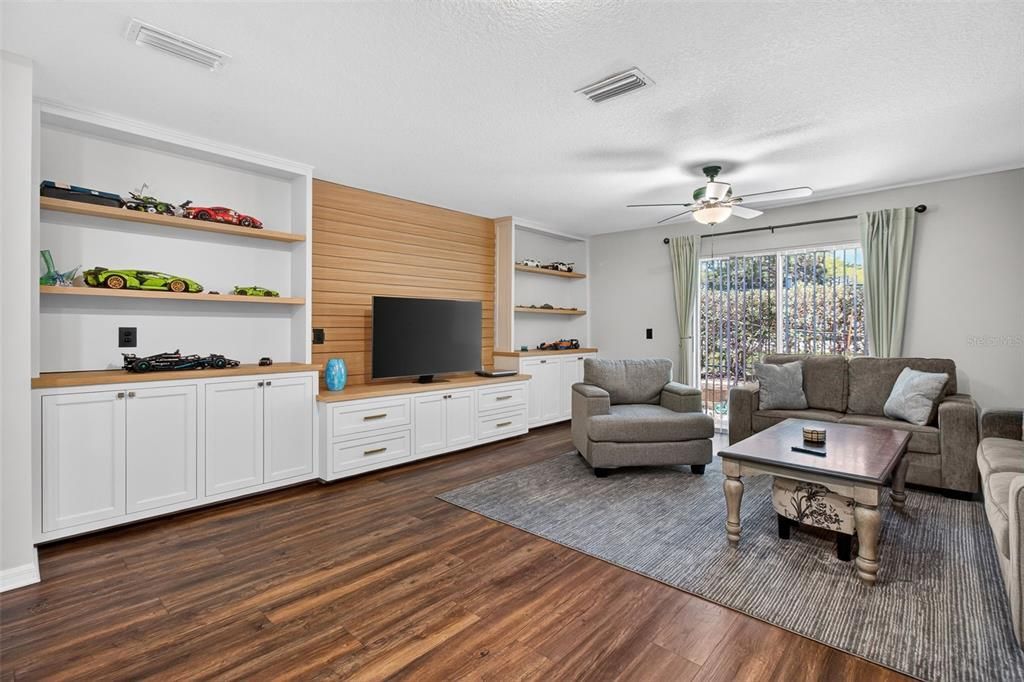 For Sale: $300,000 (3 beds, 2 baths, 1544 Square Feet)