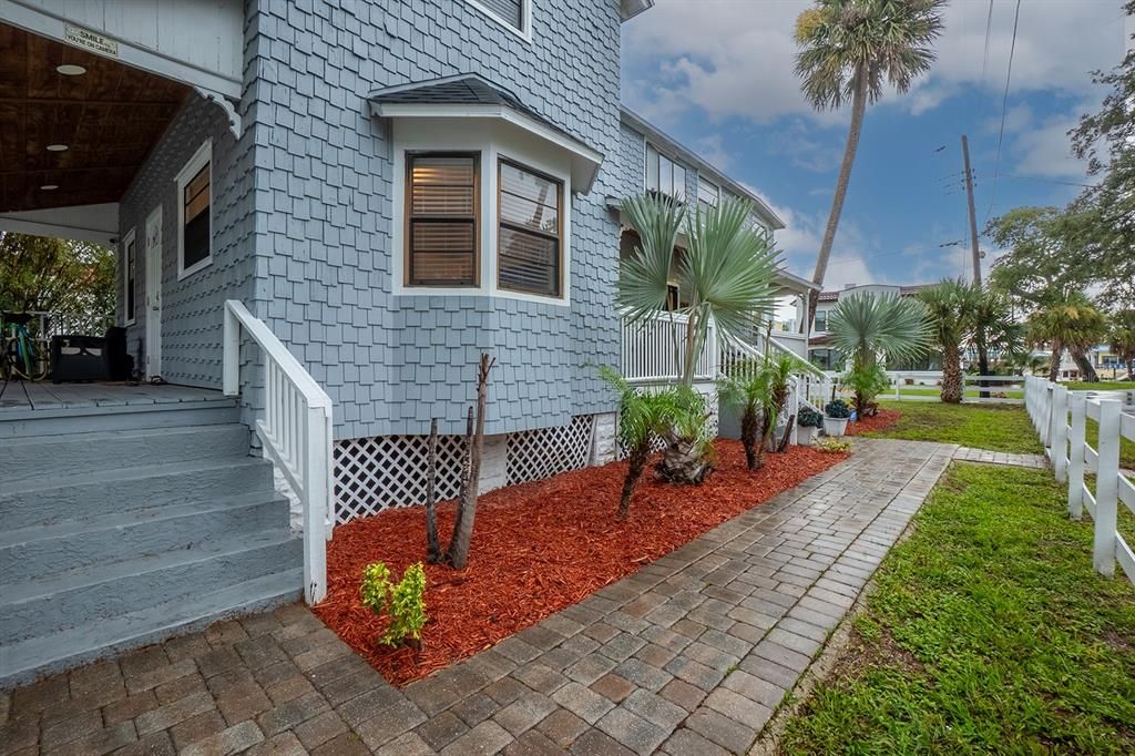 For Rent: $2,300 (3 beds, 1 baths, 1099 Square Feet)
