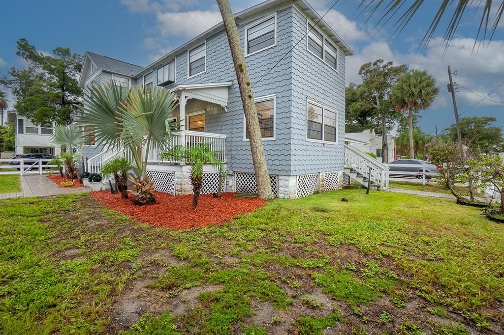 For Rent: $2,300 (3 beds, 1 baths, 1099 Square Feet)