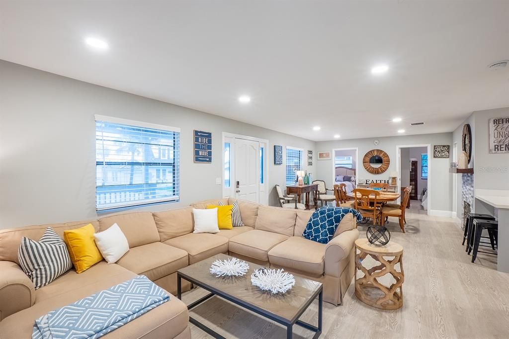 For Rent: $2,300 (3 beds, 1 baths, 1099 Square Feet)