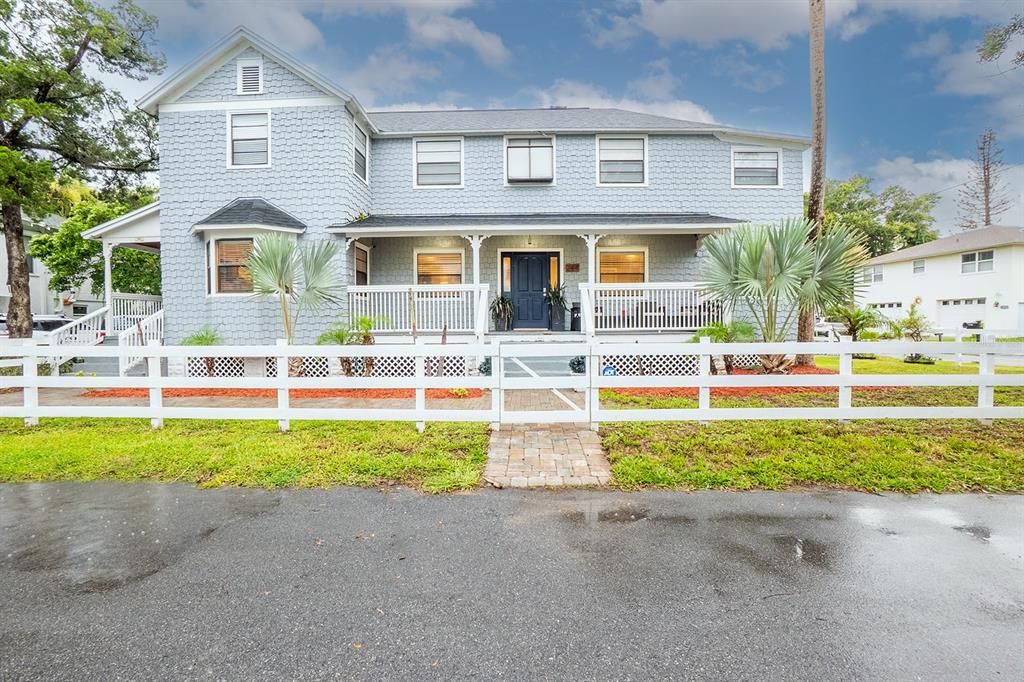 For Rent: $2,300 (3 beds, 1 baths, 1099 Square Feet)