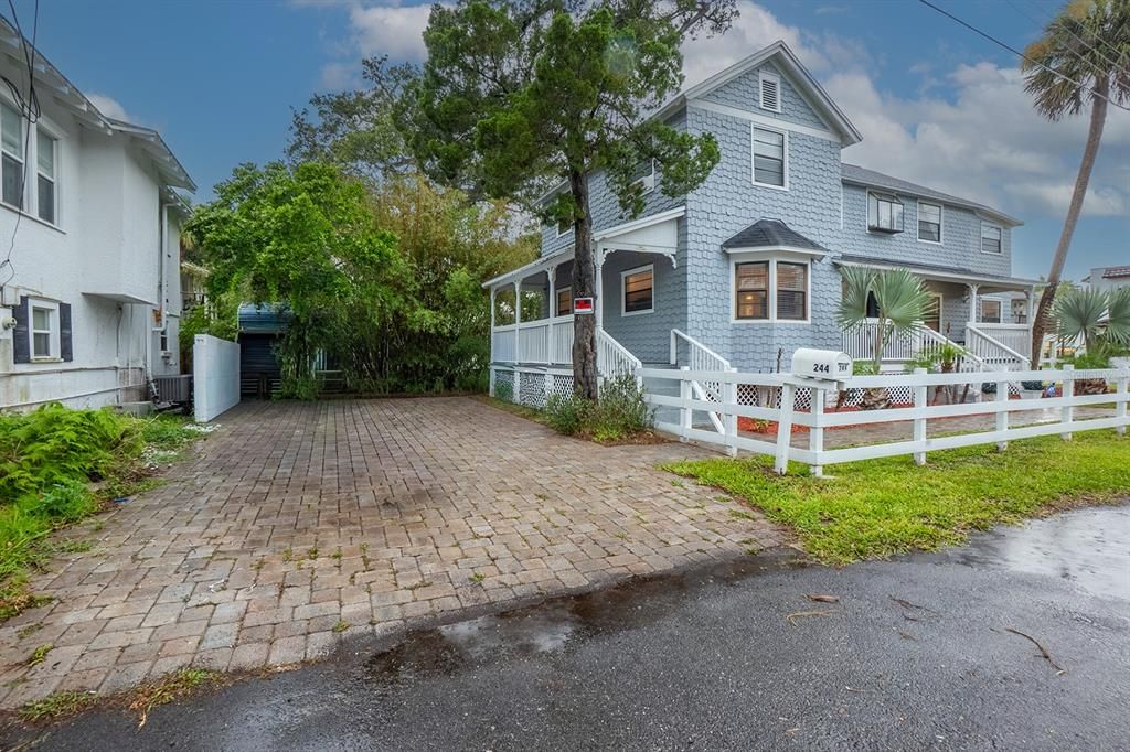 For Rent: $2,300 (3 beds, 1 baths, 1099 Square Feet)