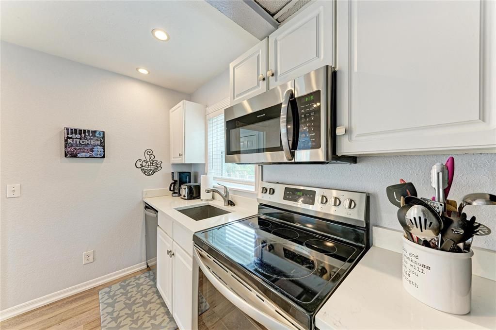 For Sale: $699,000 (2 beds, 2 baths, 720 Square Feet)
