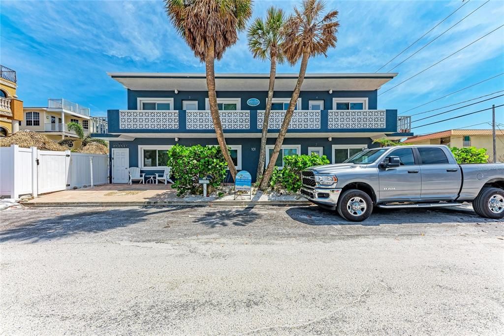 For Sale: $699,000 (2 beds, 2 baths, 720 Square Feet)