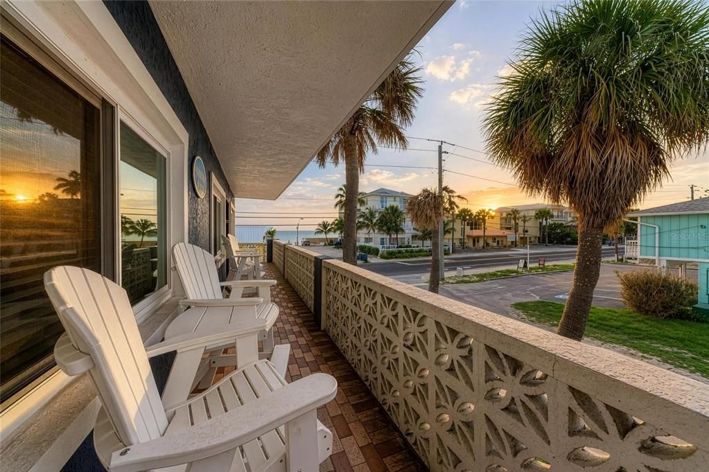 For Sale: $699,000 (2 beds, 2 baths, 720 Square Feet)