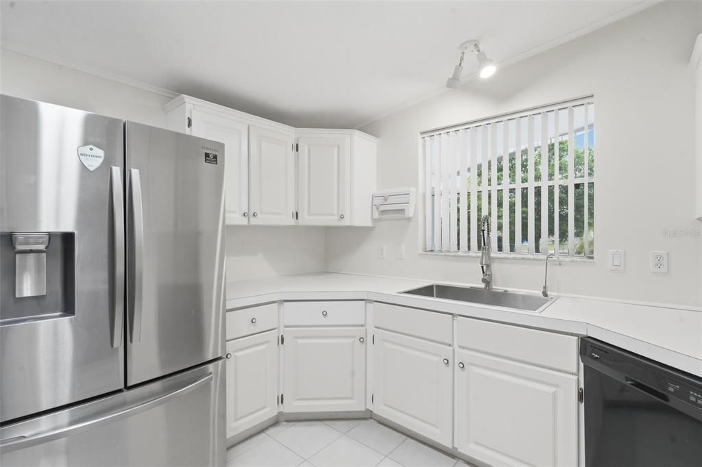 For Sale: $255,000 (2 beds, 2 baths, 1296 Square Feet)